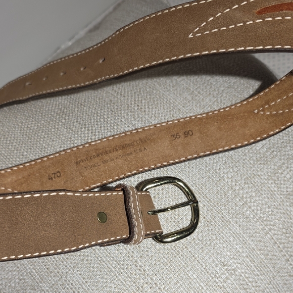 Classic Brown Leather Belt with Gold Buckle - Picture 7 of 7